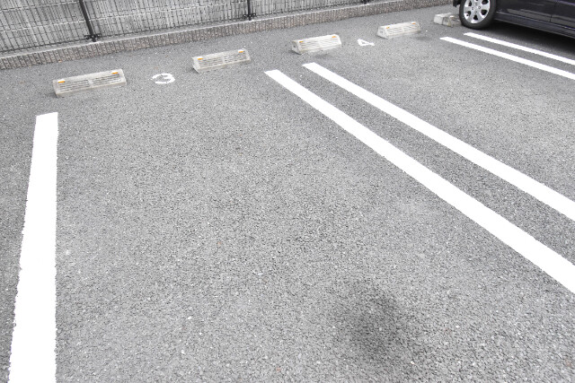 ��ʌ��z�J�s���C�N�^�E���Q���ڂ̃A�p�[�g�̒��ԏ�