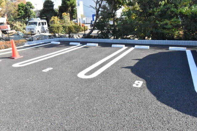 ��ʌ�����s�厚���s�̃A�p�[�g�̒��ԏ�