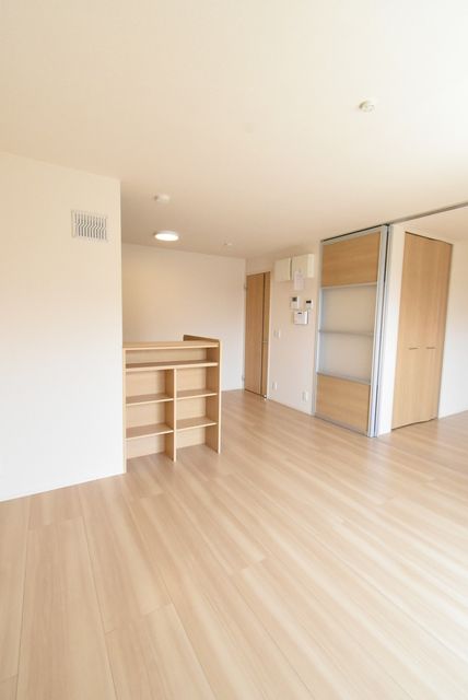 ��ʌ��@�c�s���V�h�U���ڂ̃A�p�[�g�̋����E���r���O