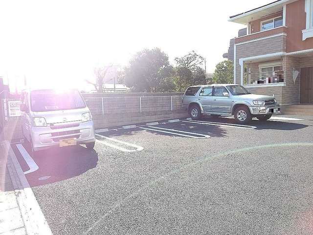 ��ʌ��z�J�s�{�{���T���ڂ̃A�p�[�g�̒��ԏ�