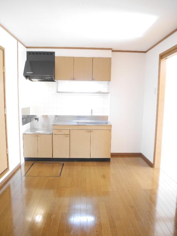 ��ʌ��k�����S�ɓޒ������R���ڂ̃A�p�[�g�̋��ԁE���r���O