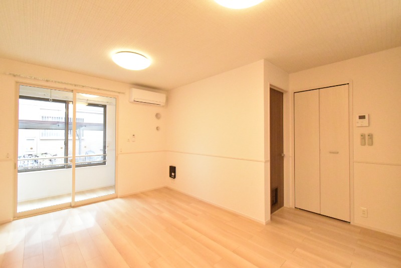 ��ʌ������s�������̃A�p�[�g�̋����E���r���O