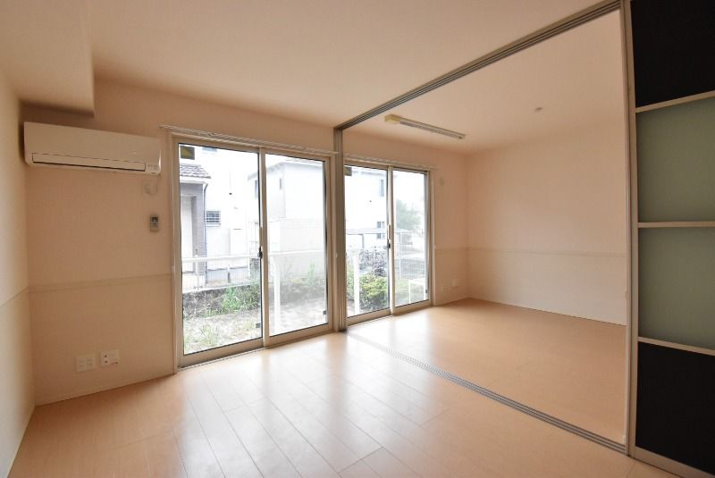 ��ʌ�����s�厚�ΐ_�̃A�p�[�g�̋��ԁE���r���O