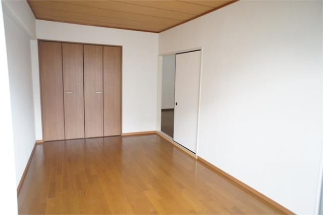 ��ʌ��z�J�s�厚��[�̃A�p�[�g�̂��̑������E�X�y�[�X