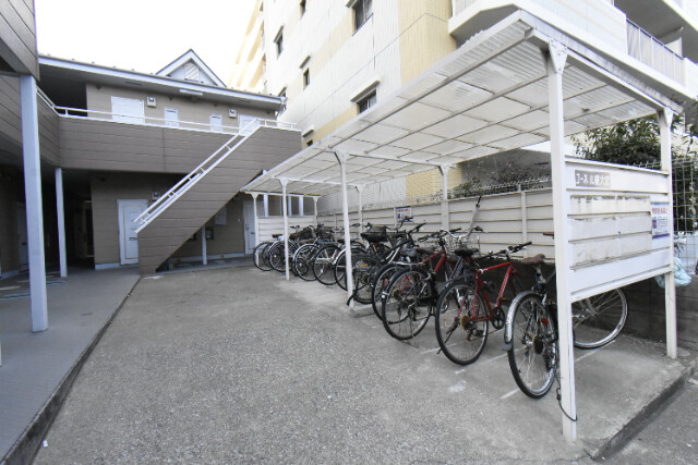 ��ʌ��������܎s�����擌��{�T���ڂ̃A�p�[�g�̒��ԏ�