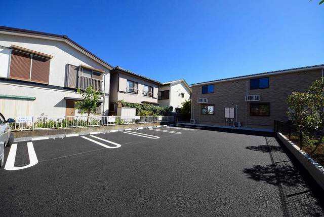 ��ʌ�����s������U���ڂ̃A�p�[�g�̒��ԏ�