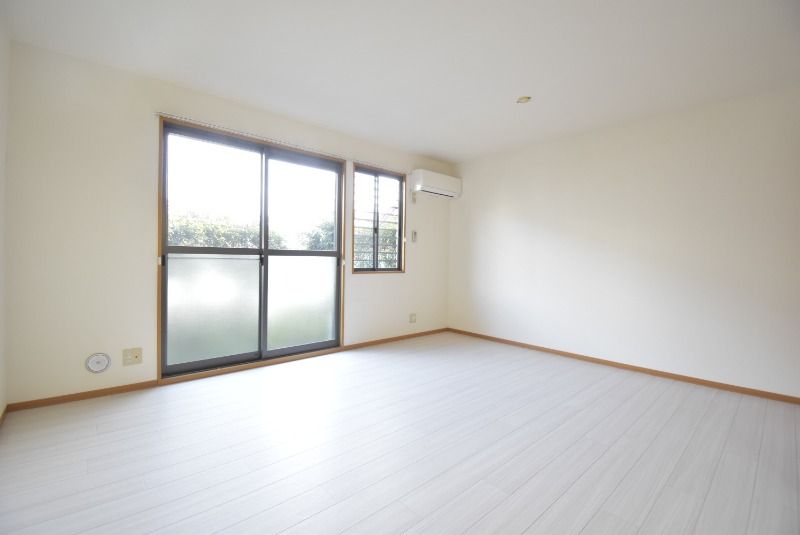 ��ʌ��������܎s����O���U���ڂ̃e���X�n�E�X�̋��ԁE���r���O