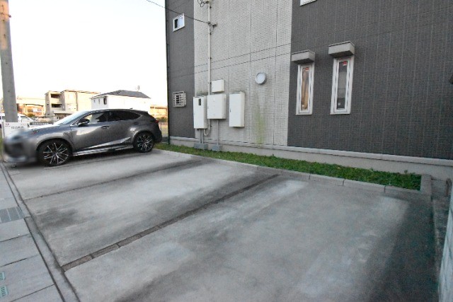 ��ʌ��z�J�s���C�N�^�E���Q���ڂ̃A�p�[�g�̒��ԏ�