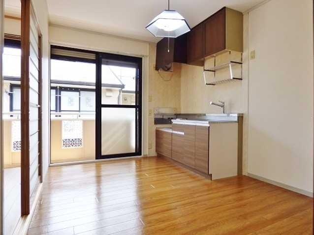 ��ʌ�����s���ԂQ���ڂ̃A�p�[�g�̋��ԁE���r���O