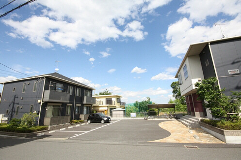 ��ʌ��������܎s��{��V�����P���ڂ̃A�p�[�g�̒��ԏ�