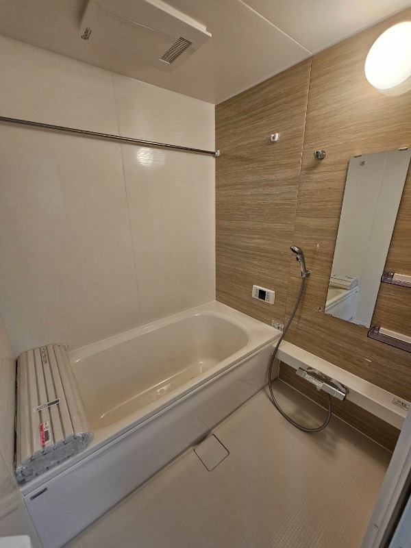 ��ʌ��������܎s��{��V�����P���ڂ̃e���X�n�E�X�̃o�X