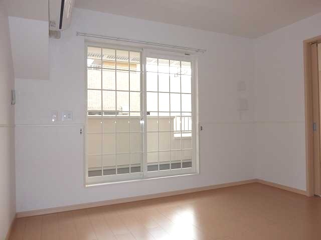 ��ʌ��z�J�s�����c���̃A�p�[�g�̋����E���r���O