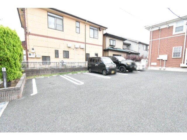 ��ʌ��z�J�s�����c���̃A�p�[�g�̒��ԏ�