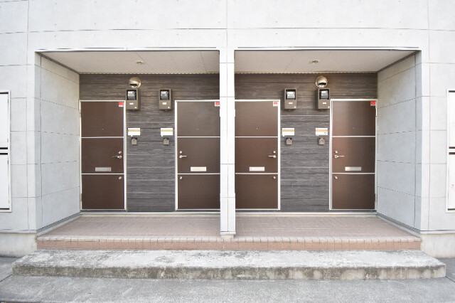 ��ʌ��������܎s�Y�a��̉ƂV���ڂ̃A�p�[�g�̃G���g�����X