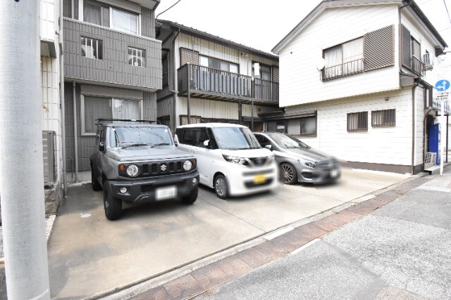 ��ʌ�����s�����P���ڂ̃}���V�����̒��ԏ�