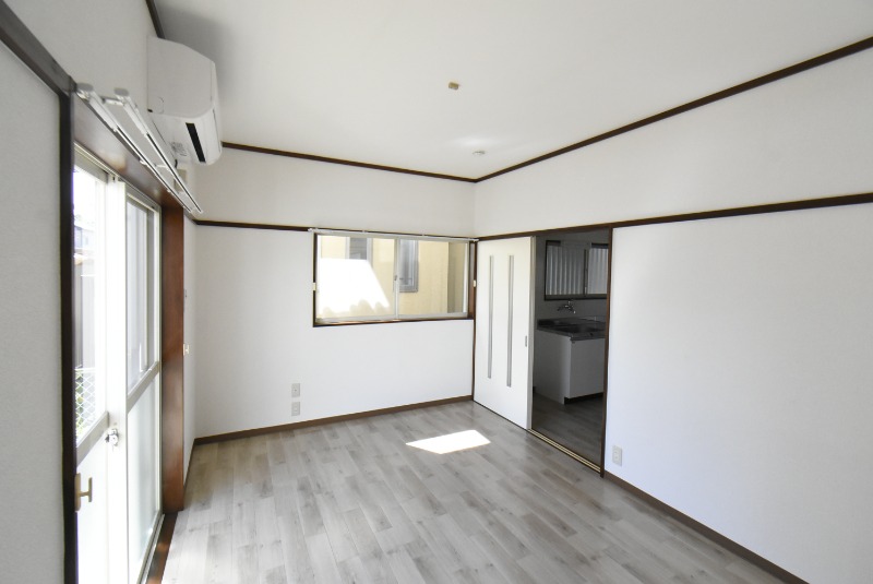 ��ʌ��k�����S�ɓޒ��厚�����̃A�p�[�g�̋��ԁE���r���O