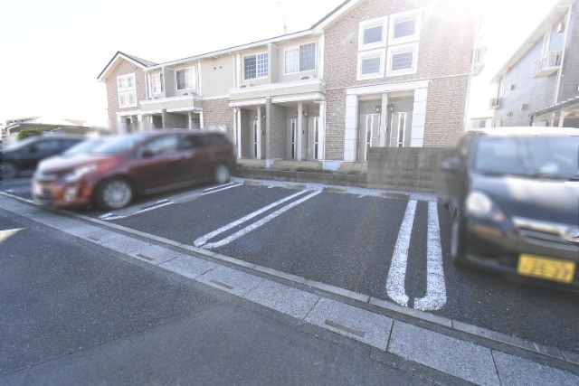 ��ʌ������s�V�����W���ڂ̃A�p�[�g�̒��ԏ�