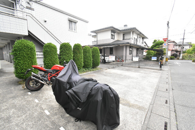 ��ʌ��������܎s��{��㏬���̃}���V�����̒��ԏ�