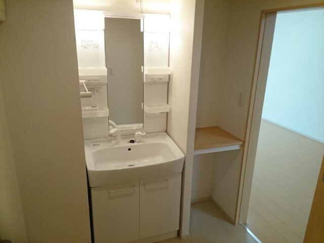 ��ʌ�����s���L�R���ڂ̃A�p�[�g�̐��ʏ�