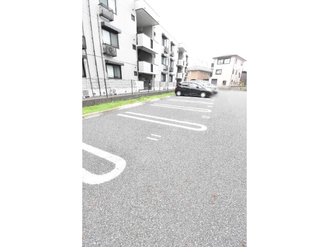 ��ʌ��z�J�s���������P���ڂ̃A�p�[�g�̒��ԏ�