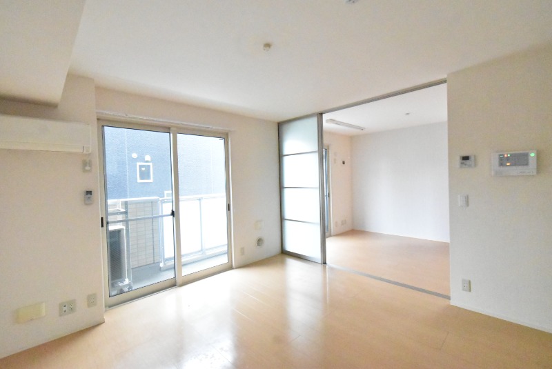 ��ʌ��z�J�s���������Q���ڂ̃A�p�[�g�̋��ԁE���r���O