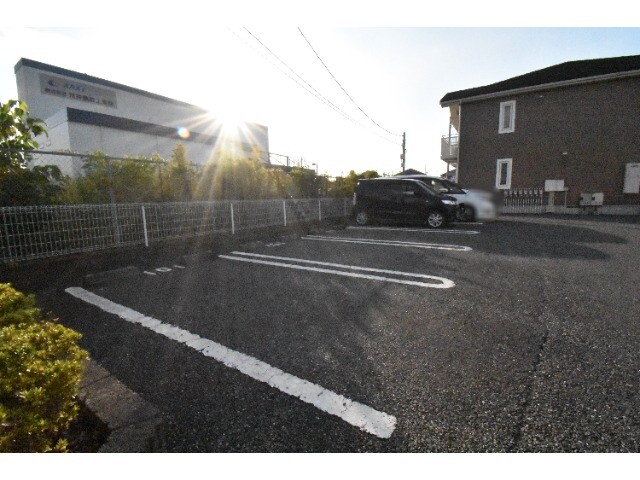 ��ʌ��k�����S�ɓޒ������j�T���ڂ̃A�p�[�g�̒��ԏ�