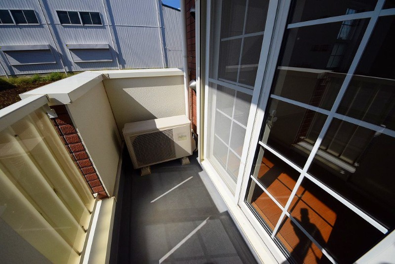 ��ʌ�����s���ԂR���ڂ̃A�p�[�g�̃o���R�j�[