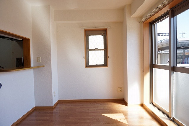 ��ʌ��k�����S�ɓޒ��厚�����̃}���V�����̋��ԁE���r���O