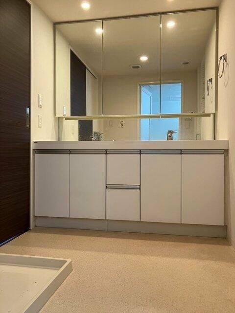 ��ʌ��������܎s�k��{�����R���ڂ̃}���V�����̐��ʏ�