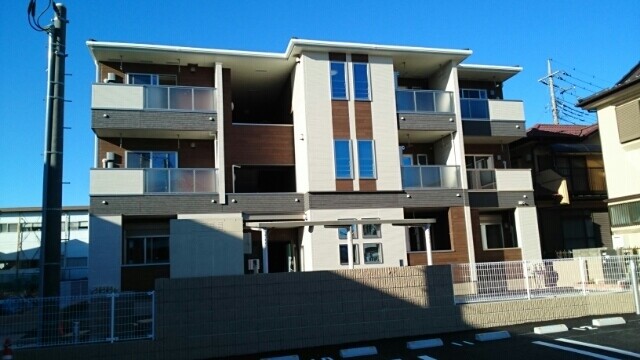 ��ʌ�����s�厚���V��̃A�p�[�g�̌����O��