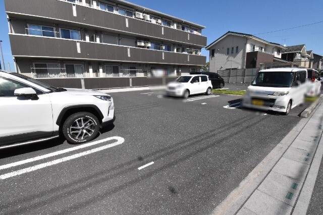 ��ʌ��z�J�s���C�N�^�E���V���ڂ̃A�p�[�g�̒��ԏ�