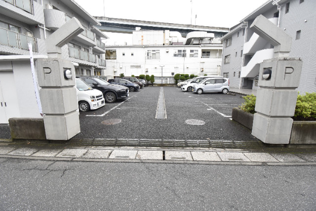 ��ʌ��������܎s������~����R���ڂ̃}���V�����̒��ԏ�