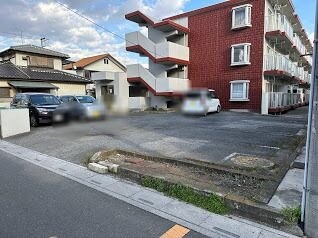 ��ʌ�����s�����Q���ڂ̃}���V�����̒��ԏ�