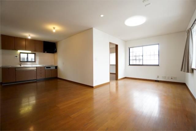 ��ʌ�����s�����P���ڂ̃^�E���n�E�X�̋��ԁE���r���O