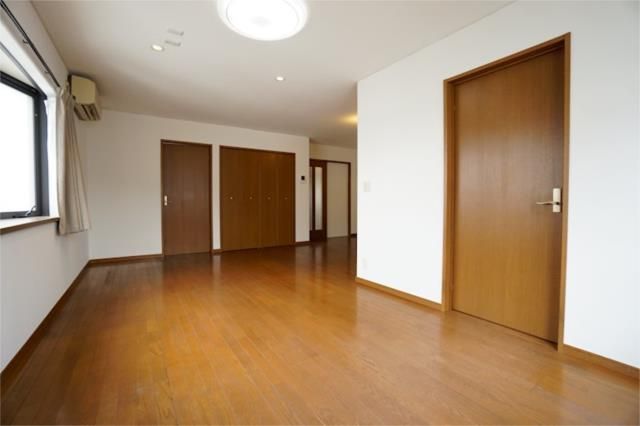 ��ʌ�����s�����P���ڂ̃^�E���n�E�X�̋��ԁE���r���O