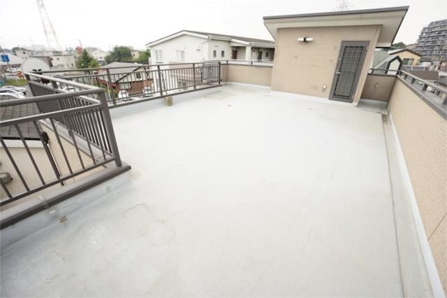 ��ʌ�����s�����P���ڂ̃^�E���n�E�X�̃o���R�j�[