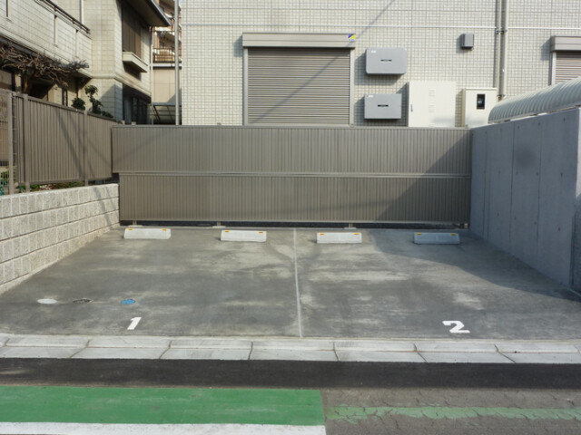 ��ʌ�����s�����R���ڂ̃A�p�[�g�̒��ԏ�