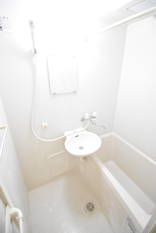 ��ʌ��������܎s�Y�a��{���P���ڂ̃A�p�[�g�̃o�X