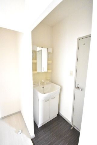 ��ʌ�����s�厚������̃A�p�[�g�̐��ʏ�