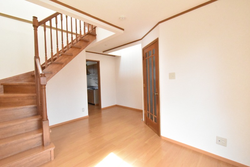 ��ʌ������s���W���ڂ̃A�p�[�g�̋��ԁE���r���O