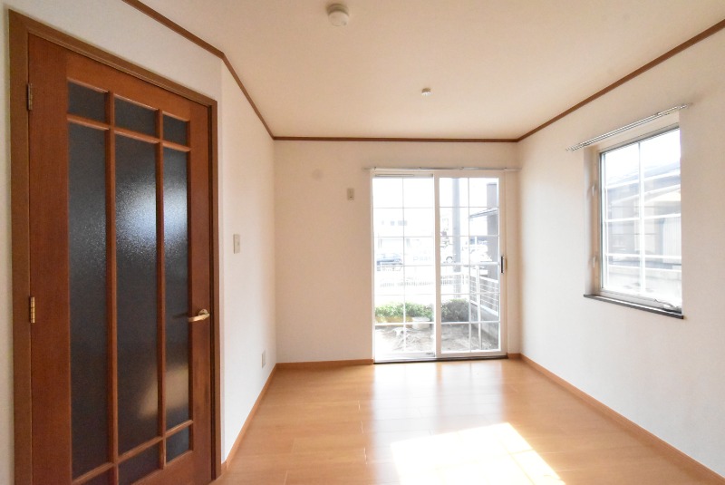 ��ʌ������s���W���ڂ̃A�p�[�g�̋����E���r���O