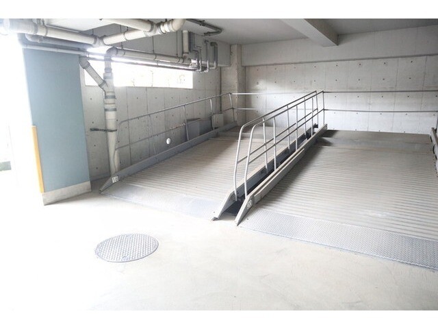 ��ʌ�����s�˒˂P���ڂ̃}���V�����̒��ԏ�