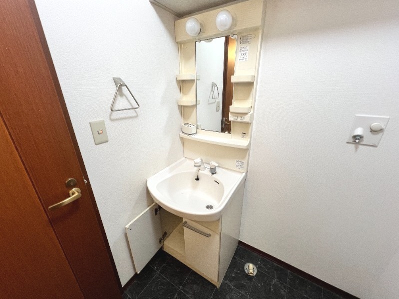 ��ʌ��������܎s������厚�@���̃A�p�[�g�̐��ʏ�