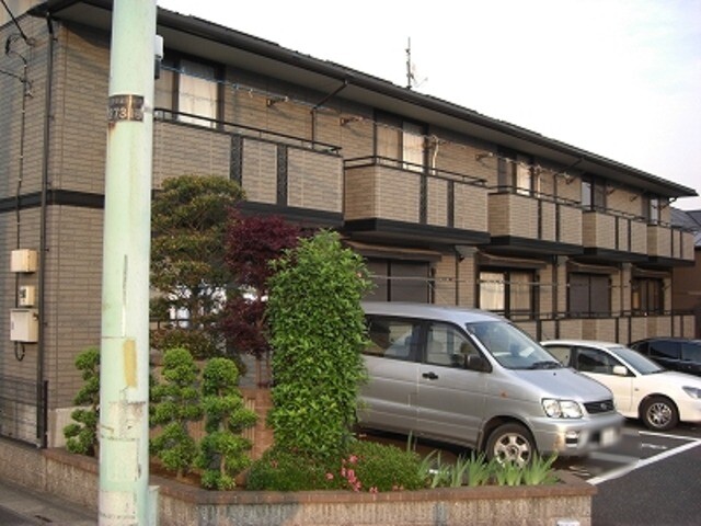 ��ʌ�����s�˒˓��S���ڂ̃e���X�n�E�X�̒��ԏ�