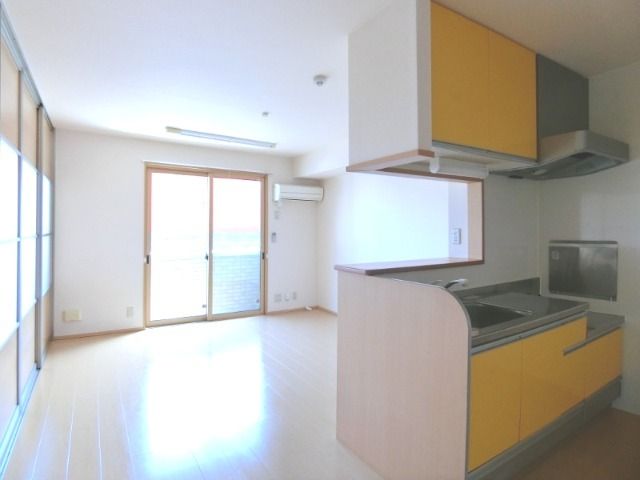 ��ʌ������s�V�h�R���ڂ̃A�p�[�g�̋��ԁE���r���O