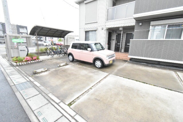 ��ʌ��z�J�s���C�N�^�E���U���ڂ̃A�p�[�g�̒��ԏ�