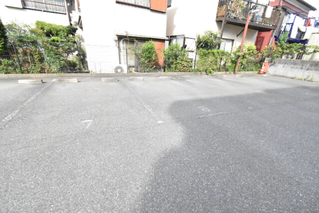 ��ʌ������s�����T���ڂ̃}���V�����̒��ԏ�