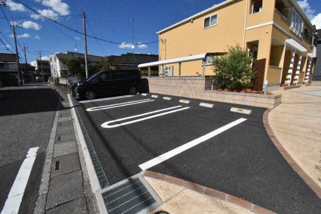 ��ʌ��@�c�s�n���Q���ڂ̃A�p�[�g�̒��ԏ�