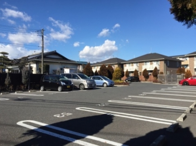 ��ʌ�����s�{���U���ڂ̃A�p�[�g�̒��ԏ�