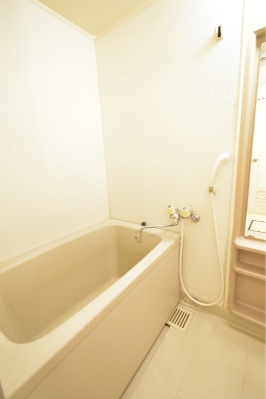 ��ʌ��������܎s�k��{�����Q���ڂ̃A�p�[�g�̃o�X